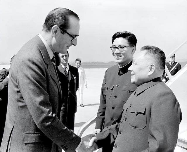 97年希拉克访华，送来一件与邓小平有关的国礼，背后故事令人泪目
