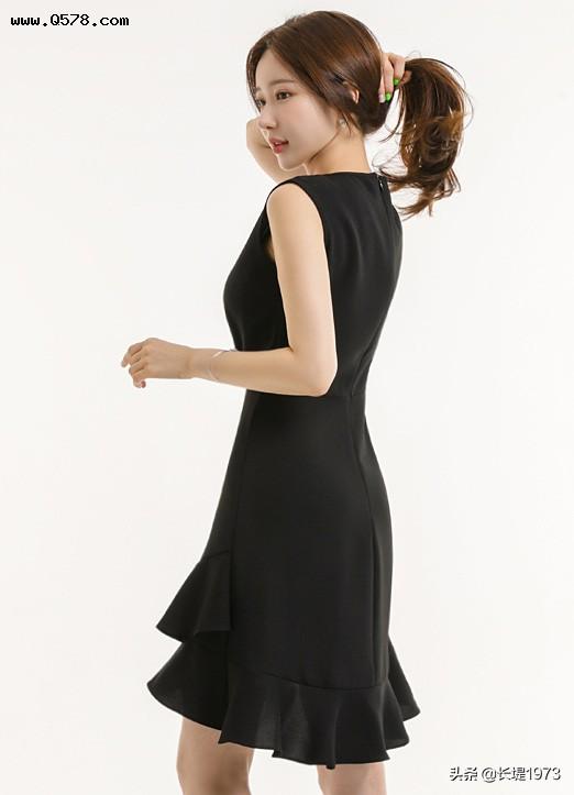盛夏黑色连衣裙，修身效果好还凉爽，轻轻松松就能穿出精致感