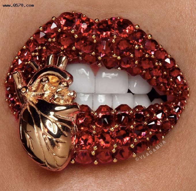 特殊的嘴唇艺术，女孩把嘴唇像美甲一样装饰，贴满钻石和亮片