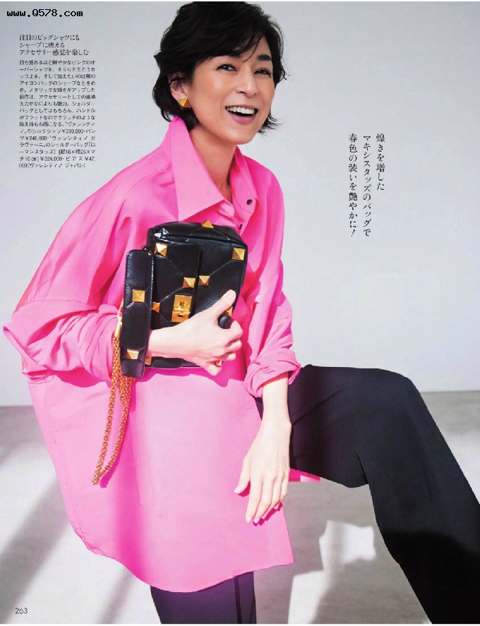55岁铃木保奈美，穿衣不露腿不露肤，基础款演绎优雅时髦气质