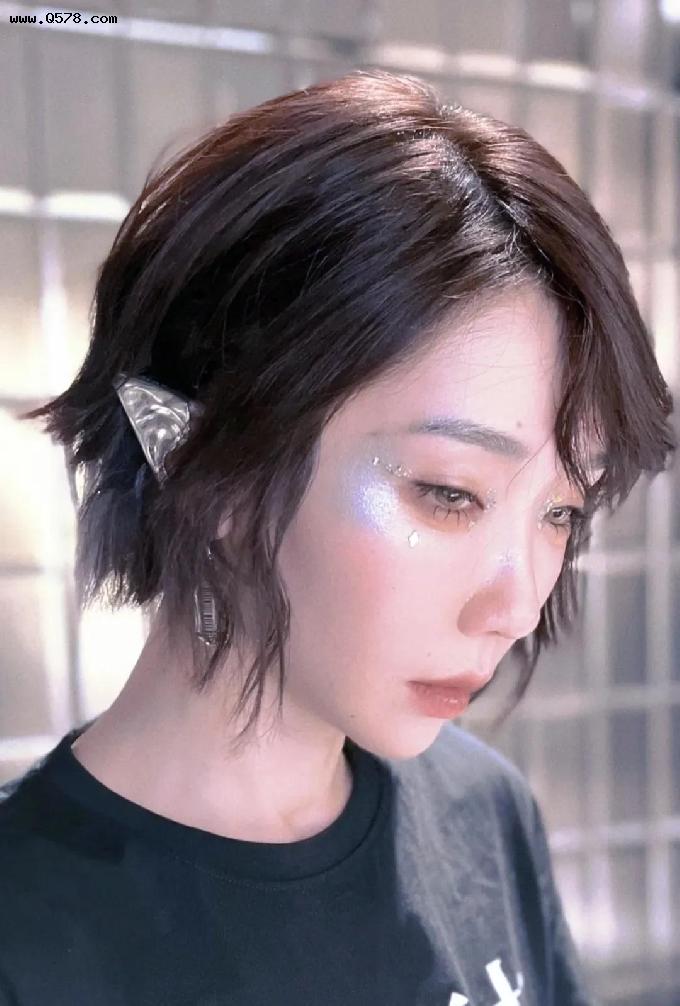浪姐刘恋特别用心地分享了全新“银”精灵妆，看着非常酷飒