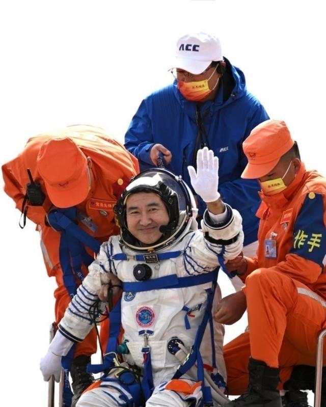 宇航员在太空氧气怎么供应 宇航员太空出差半年，共需消耗氧气30万升，真空环境氧气从何而来