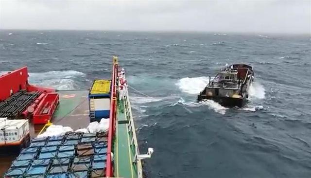 一游艇南海遇险,8人获救 广西一船舶遇险进水，直升机海空联合救起3人