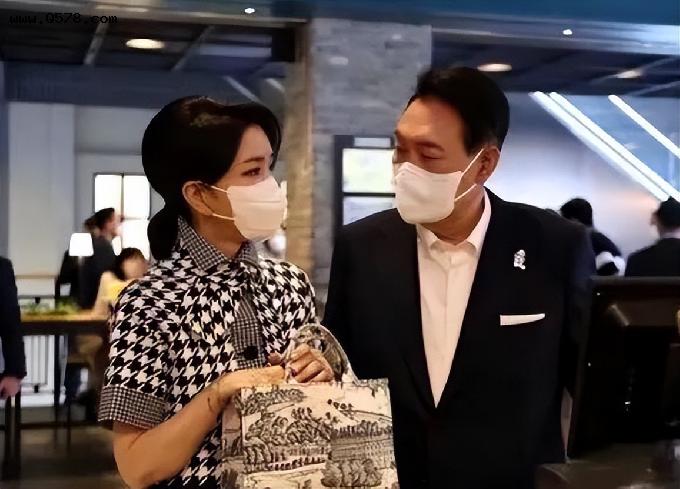 韩国第一夫人真会穿！黑白千鸟格，经典时尚，带火了优雅风