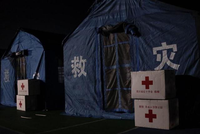 海报直击丨四川芦山6.1级地震后首夜：中学成临时安置点，饮食饮水均有保障