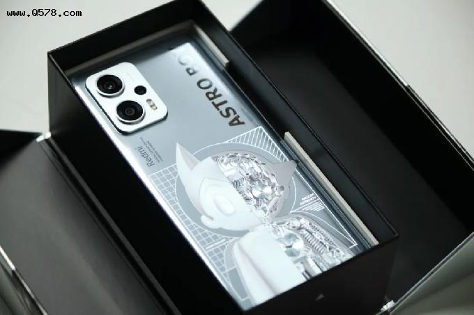 「图赏」Redmi Note 11T Pro+ 潮流限定版：最帅的阿童木联名