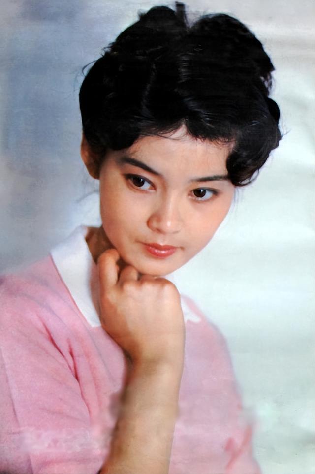 和潘虹同一个时代的女演员 要强的潘虹，23岁出道，获12个影后，第二位登上《时代》的中国人