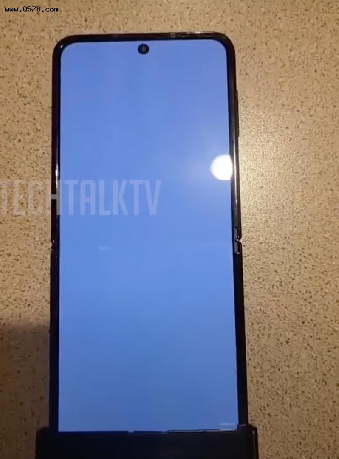 泄露的Galaxy Z Flip 4照片显示：新一代拥有更不明显的屏幕折痕