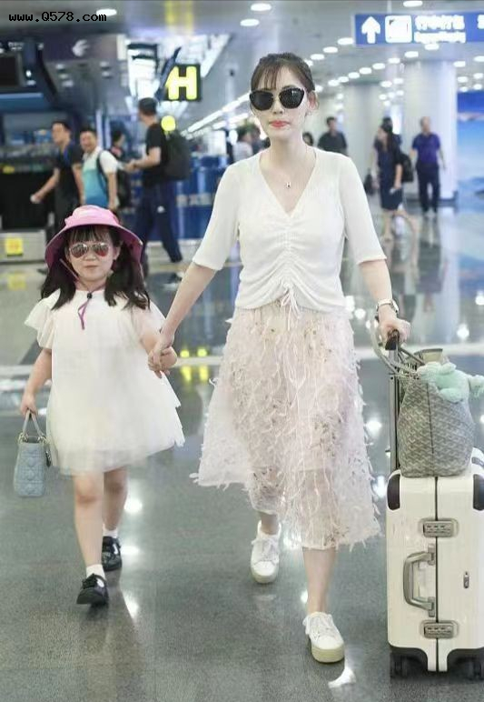 王宝强前妻携女儿低调亮相，白色穿搭十分耀眼，小孩神似王宝强