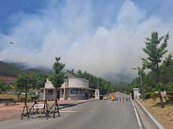韩国山火逼近监狱：浓烟下转移384名囚犯 车队排长龙