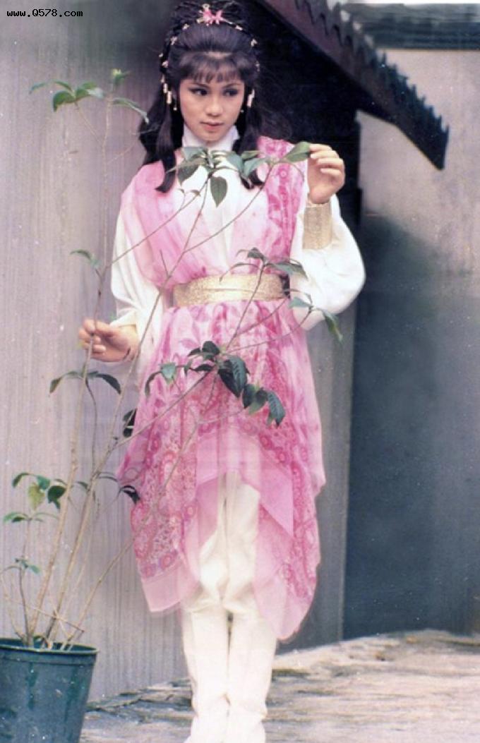 被翁美玲30年前的“春夏穿搭”惊艳了！时髦高级，到现在都不过时