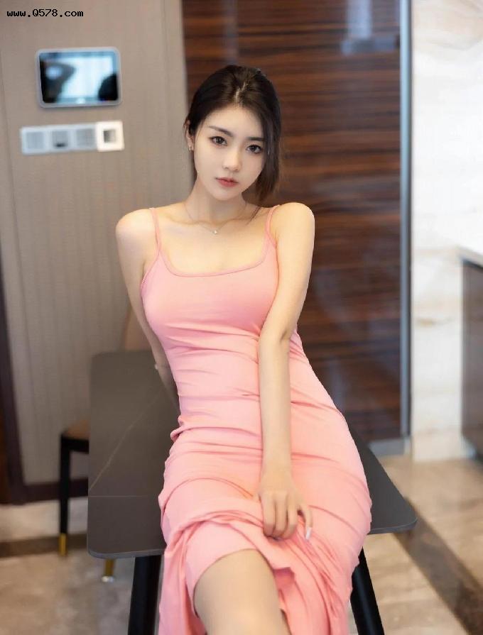 夏日清凉的吊带裙，粉色吊带长裙写真很漂亮很养眼喜欢关注一下