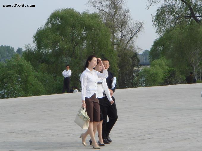 走进朝鲜，爱面子的朝鲜男人的“时髦穿搭”，让游客欣赏不来