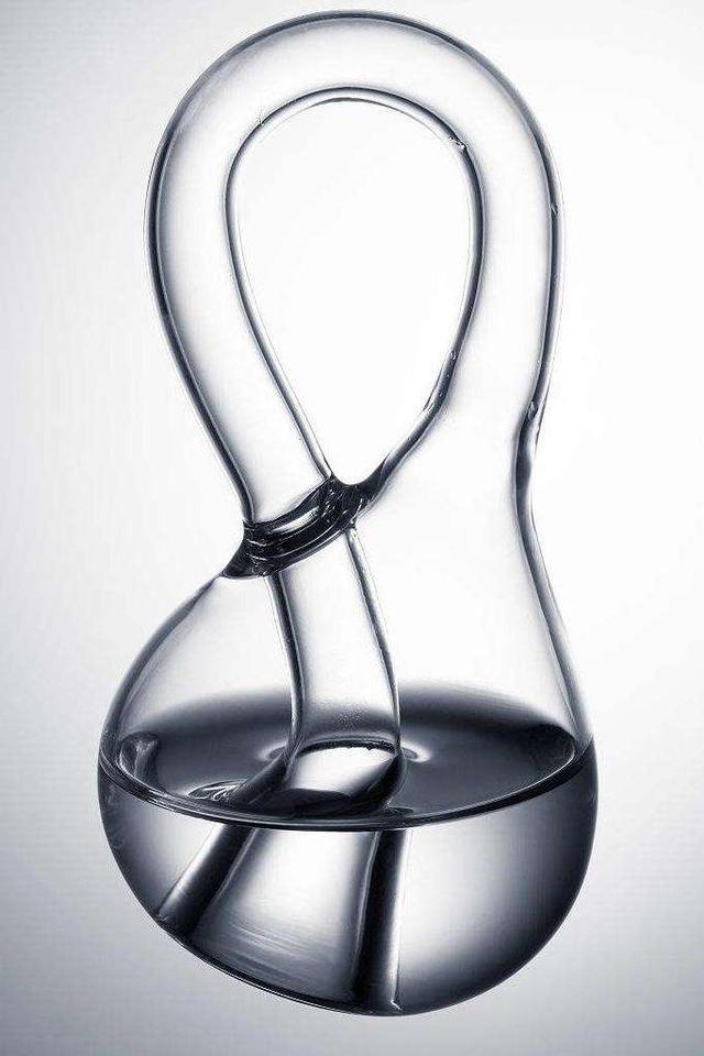 为什么说克莱因瓶可以装下全地球的水? 著名的“克莱因瓶”是什么？为什么将地球上的水倒进去也装不满？