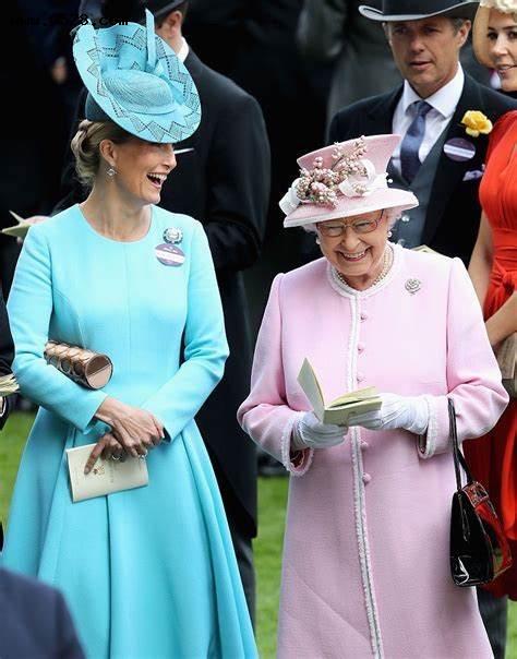 57岁索菲王妃穿印花连衣裙亮相，浓浓夏日风，鞋子的配色亮了