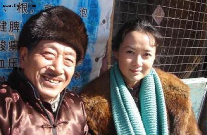 老夫少妻：31岁“北影女神”饶芯语，嫁68岁王奎荣，婚后生活幸福