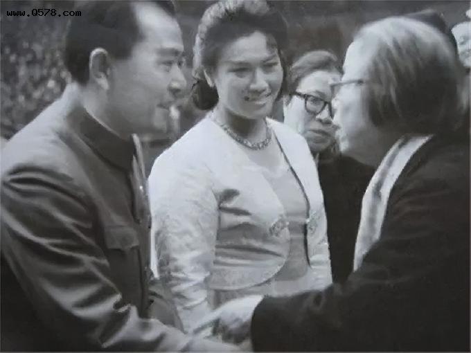 因与周总理太像，被邓颖超邀请做客，看了他的电影邓颖超落泪了