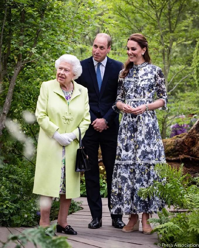 英女王穿粉色亮相鲜花展，全程坐车参观，身体状况令人担心