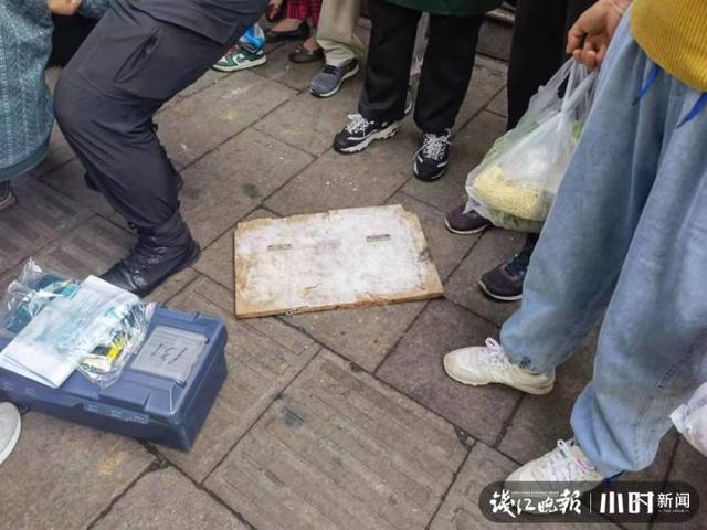 揪心，刚刚，杭州长宁街一老太太被木板砸中，监控拍下事发瞬间