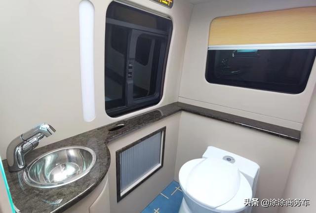 丰田考斯特有厕所吗 不仅有卫生间，还可以在车内睡觉，这样的丰田考斯特你见过吗？