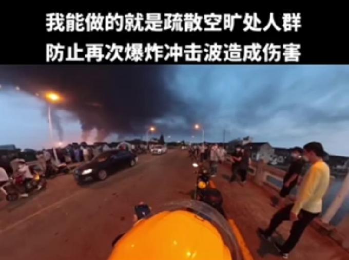 上海石化起火，外卖小哥吼退围观群众：学化工的，深知潜在危险
