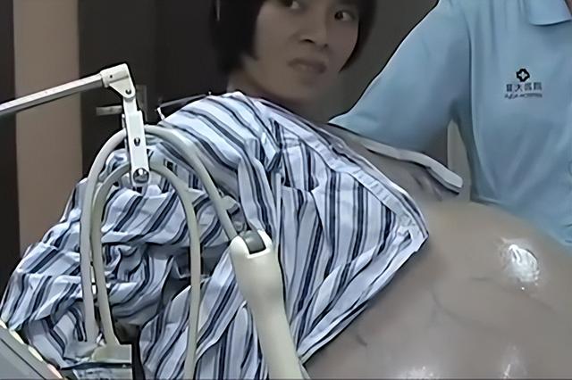 广东女子怀孕肚子55公斤，12个月迟迟未生，医生一查却看不见孩子