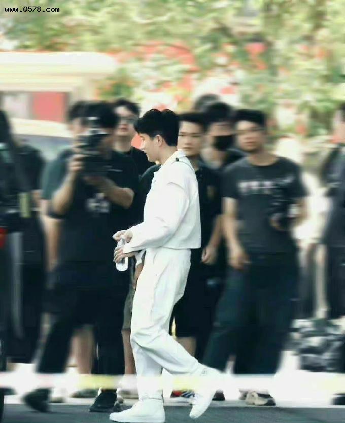 刘恺威参加《披荆斩棘》路透状态极好，白色穿搭阳光帅气，期待舞台表现