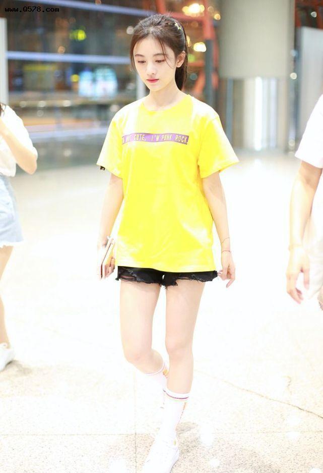 鞠婧祎这么穿真有夏天的干净，亮黄色T恤配短裤，洋气又少女