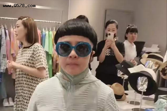 “金龟子”刘纯燕：穿千元拖鞋低调逛商场，网友：一点都没变