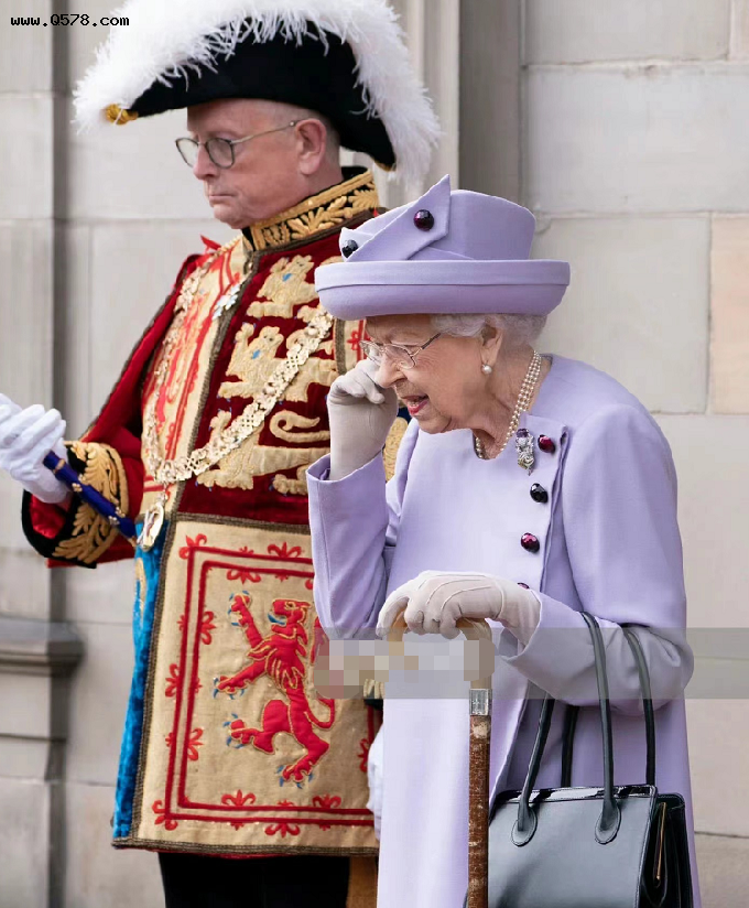 96岁女王竟然也会浮粉！穿长裙拄拐杖高调亮相，笑出满脸褶好敬业