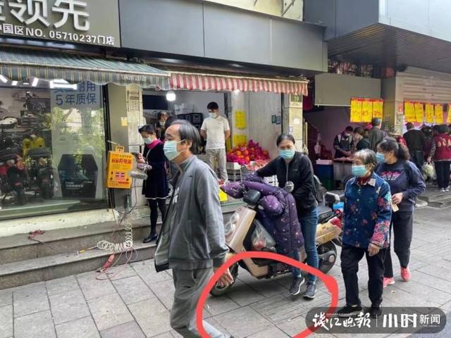 揪心，刚刚，杭州长宁街一老太太被木板砸中，监控拍下事发瞬间