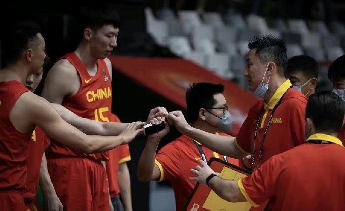 中国男篮拒绝被淘汰！杜锋调整阵容，胡明轩首发，顾全被放弃