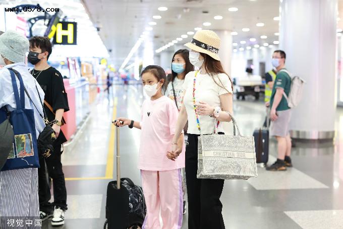李小璐母女现身北京机场 甜馨一身粉装独自拖行李
