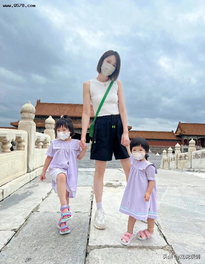 李亚男带两个女儿到故宫打卡，姐妹俩穿同款连衣裙呆萌可爱
