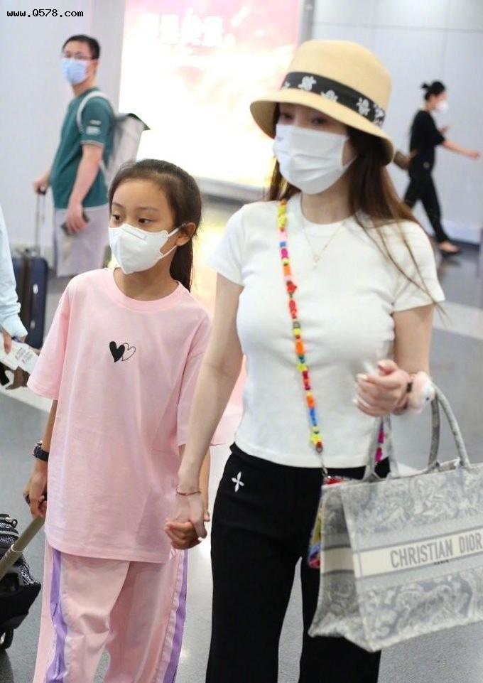 李小璐带女儿走机场，9岁甜馨身高快追上妈妈，独自拿行李很懂事