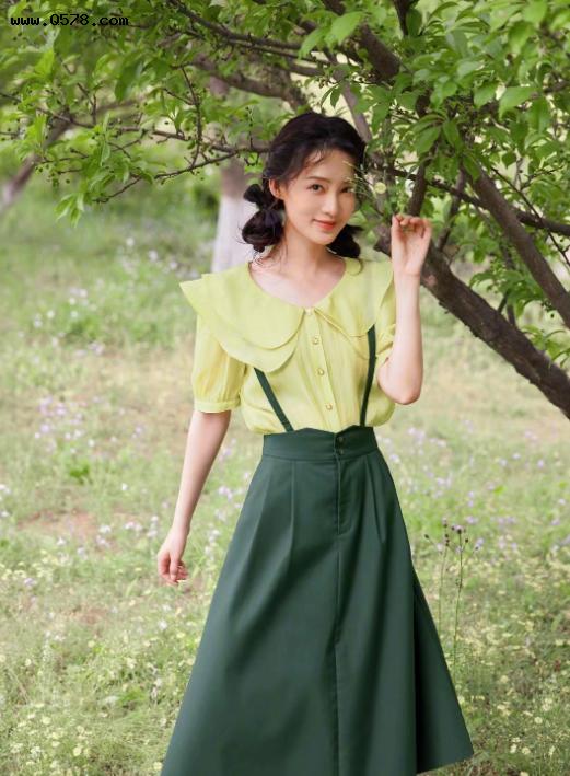 李沁这条绿色连衣裙简约时尚又百搭，演绎夏日绿色系氧气感穿搭