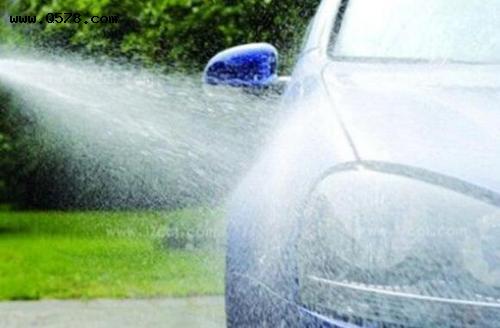 请问自己洗车能不能直接用湿毛巾擦拭车身？