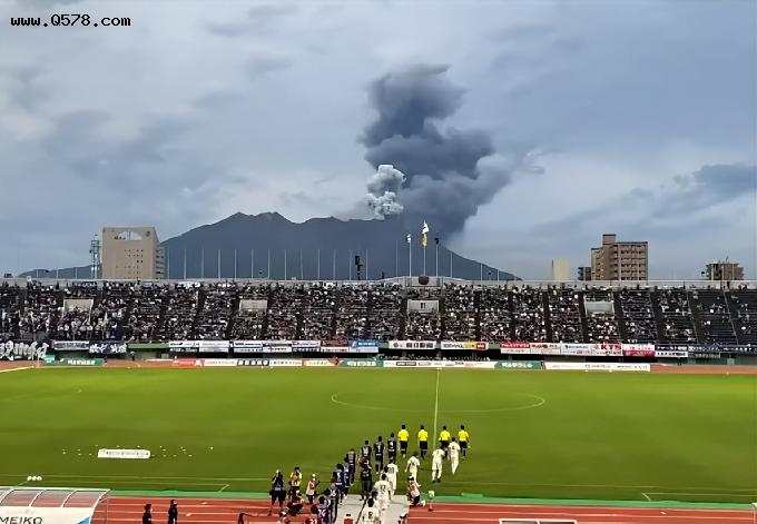 最强背景板！日本联赛球员进场时，看台后方的火山突然爆发
