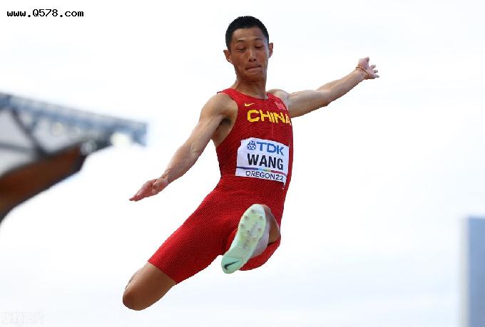 世锦赛男子跳远王嘉男最后一跳绝杀，8米36贡献中国队首金