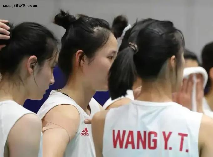 0-3！中国女排无缘亚洲冠军，日本队如愿卫冕！绝对核心状态低迷