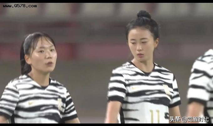 女足东亚杯韩国这个11号不讨喜犯规有点狠 尽管球踢得不错 人也好看