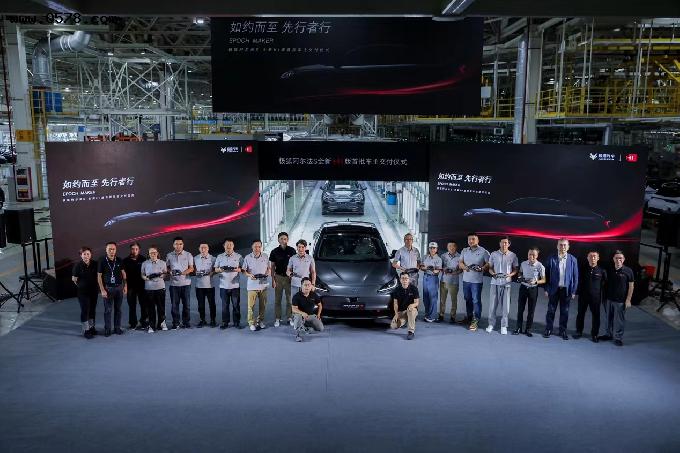 华为版极狐阿尔法S已获订1500辆 明年将推出更低价车型