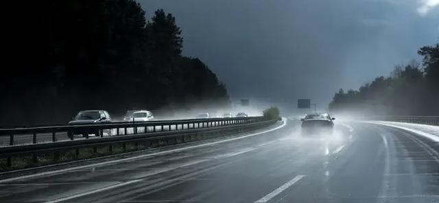 高速上这些大雨不开车灯和乱开车灯的是无知还是无畏？