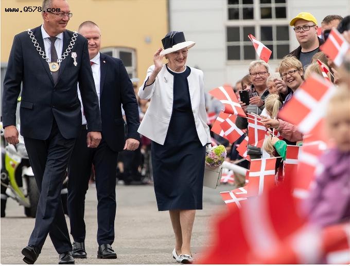 丹麦女王不穿高跟鞋，小香风套装裙依然气质好！儿媳都没婆婆贵气