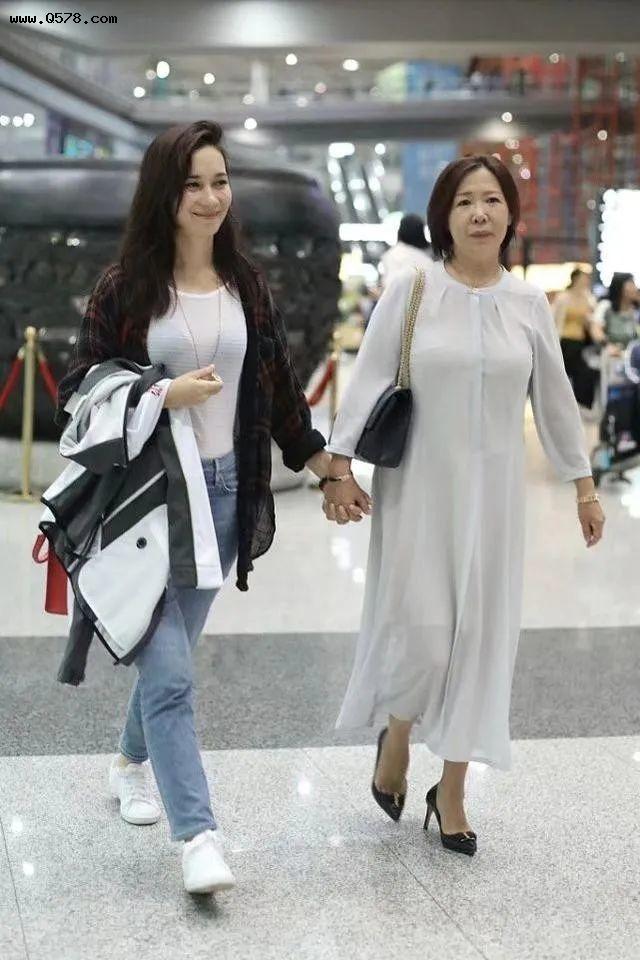 卢靖姗携婆婆走机场，她美式打扮太随意，婆婆背名牌包比她还精致