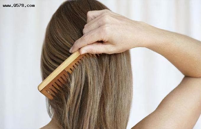 建议发质粗糙、发量少的人，洗头时，加上三个步骤，发质健康柔顺