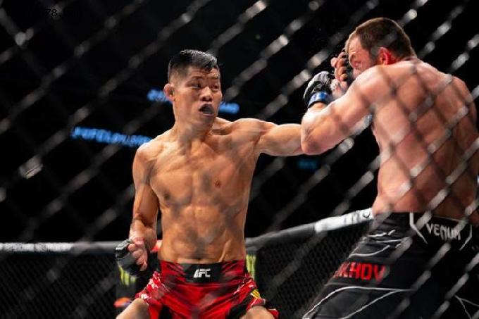中国UFC一哥李景亮忘记UFC的新规，身披国旗庆祝遭处罚虽可惜却有规可循