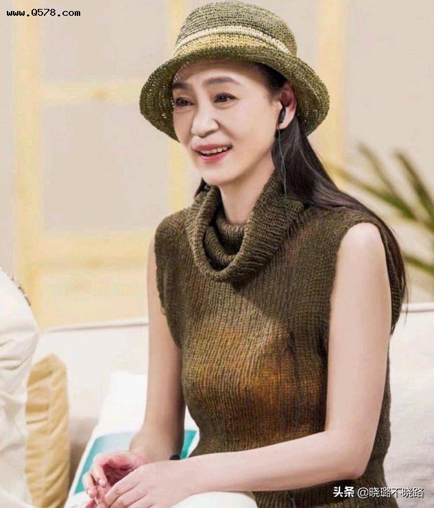 62岁刘雪华才是真正的“优雅奶奶”，不装嫩不扮老，从容又大方
