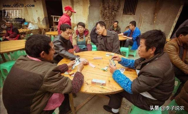 在农村，有的人整天喝酒打牌唠家常，但却从来不缺钱花，为啥？