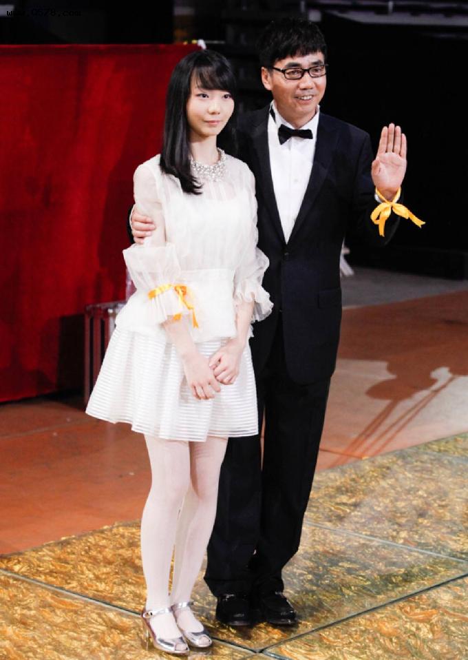 范明女儿长得真漂亮！穿一袭白裙随父亲走红毯，和爸爸有同款脸型